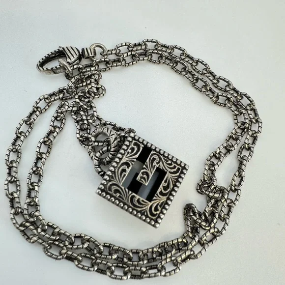 Gucci G Cube Pendant Necklace - Picture 3 of 10